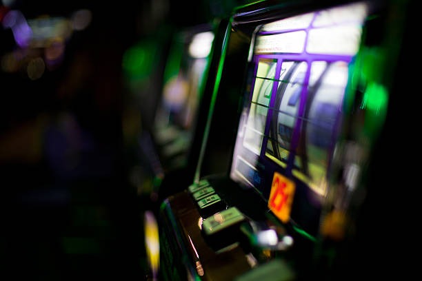 Super Sic Bo dice shaker and betting layout on helompo slot